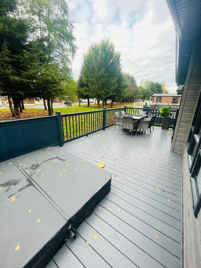 Copse View Lodge With Hot Tub Йорк Экстерьер фото