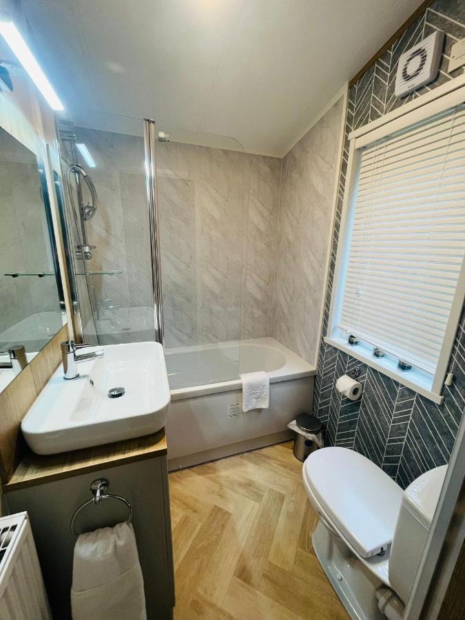 Copse View Lodge With Hot Tub Йорк Экстерьер фото